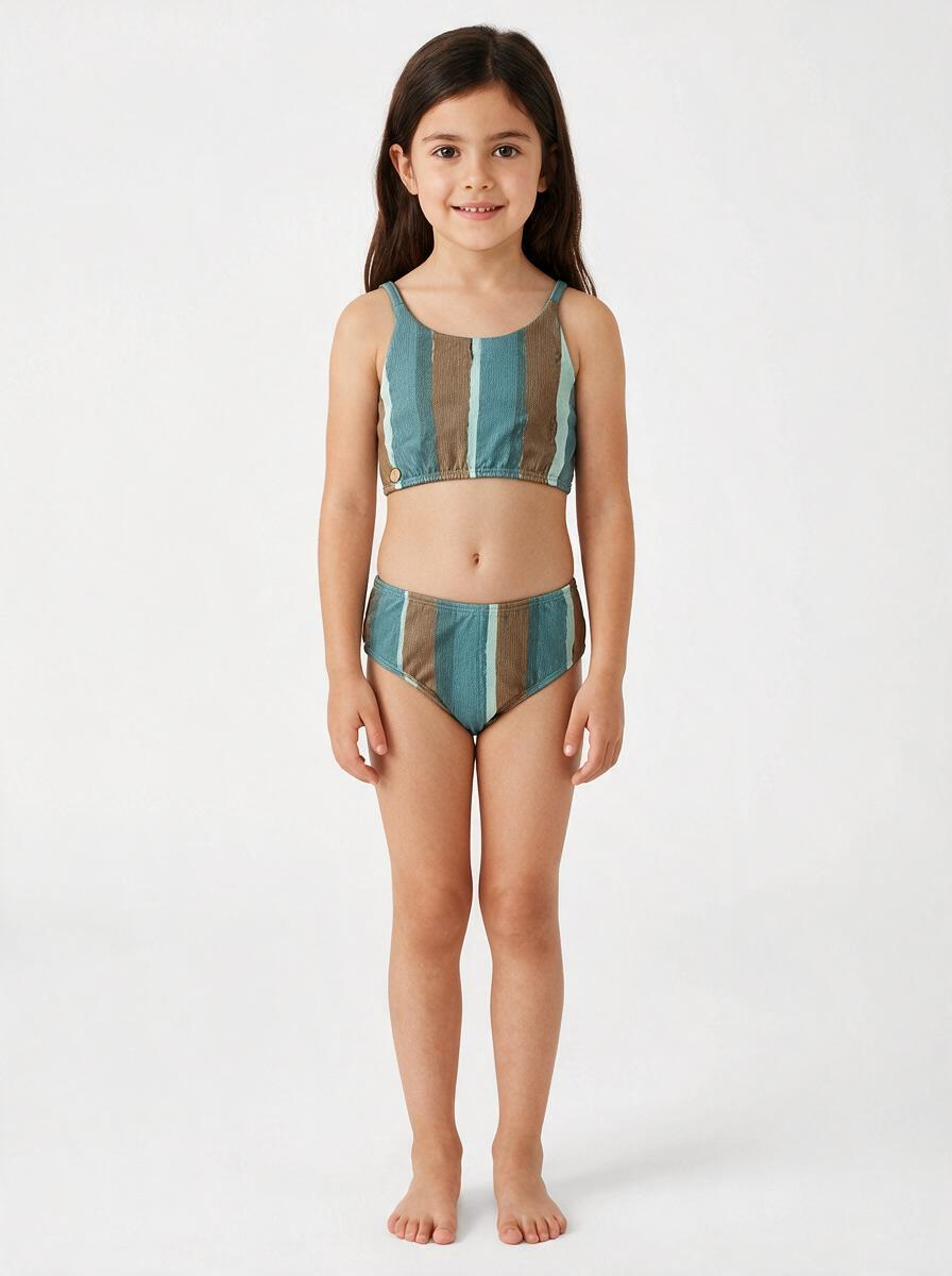 Conjunto de biquíni infantil vestido em uma modelo, em foto de estúdio pronta para publicar