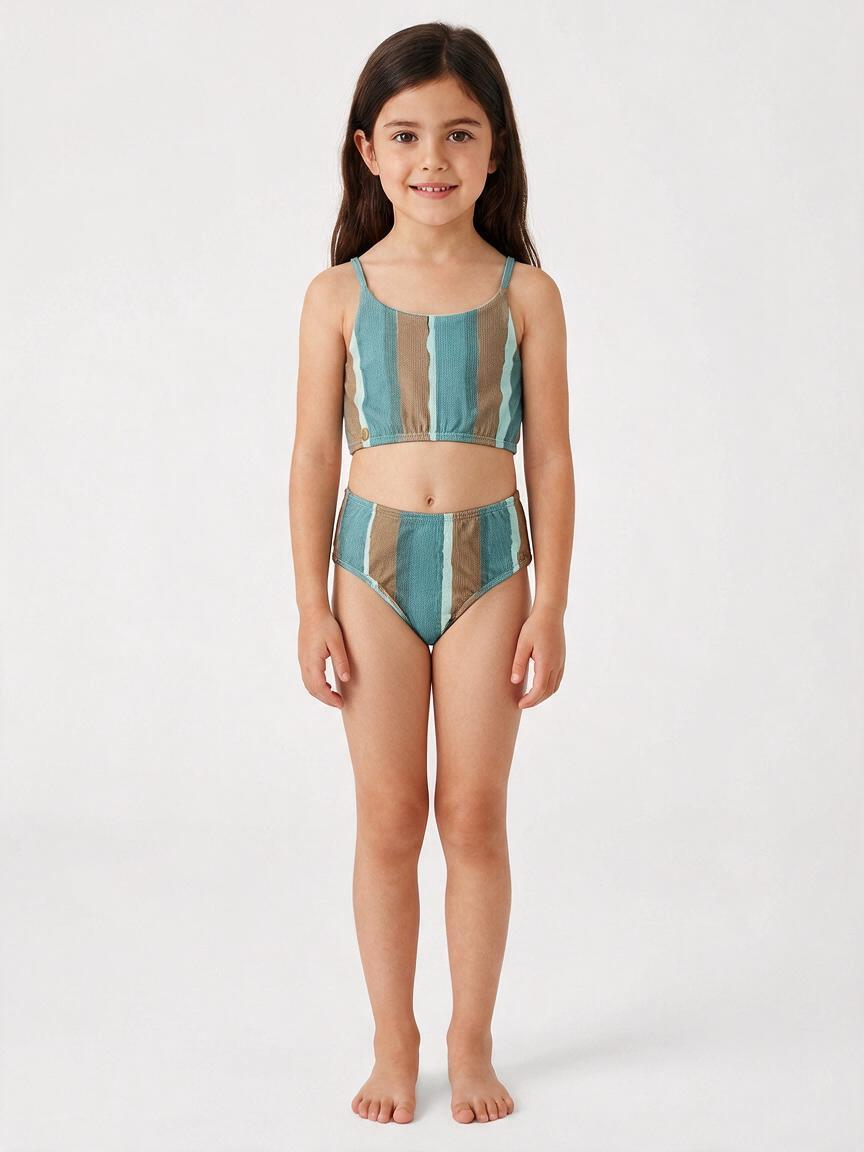 Conjunto de biquíni infantil vestido em uma modelo, em foto de estúdio pronta para publicar